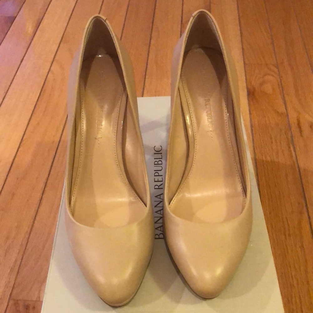 Banana Republic beige heels